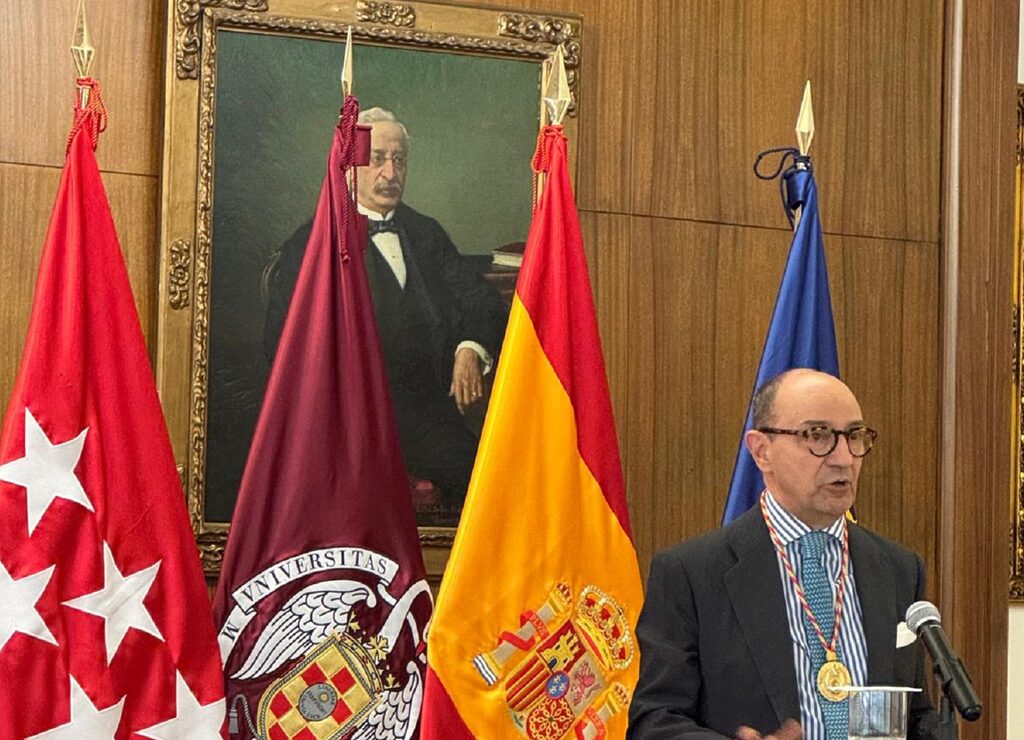 Raúl Canosa Usera, director del CES Cardenal Cisneros, nombrado Decano Honorario de la Facultad de Derecho de la UCM Raúl Canosa Usera, director del CES Cardenal Cisneros, nombrado Decano Honorario de la Facultad de Derecho de la UCM